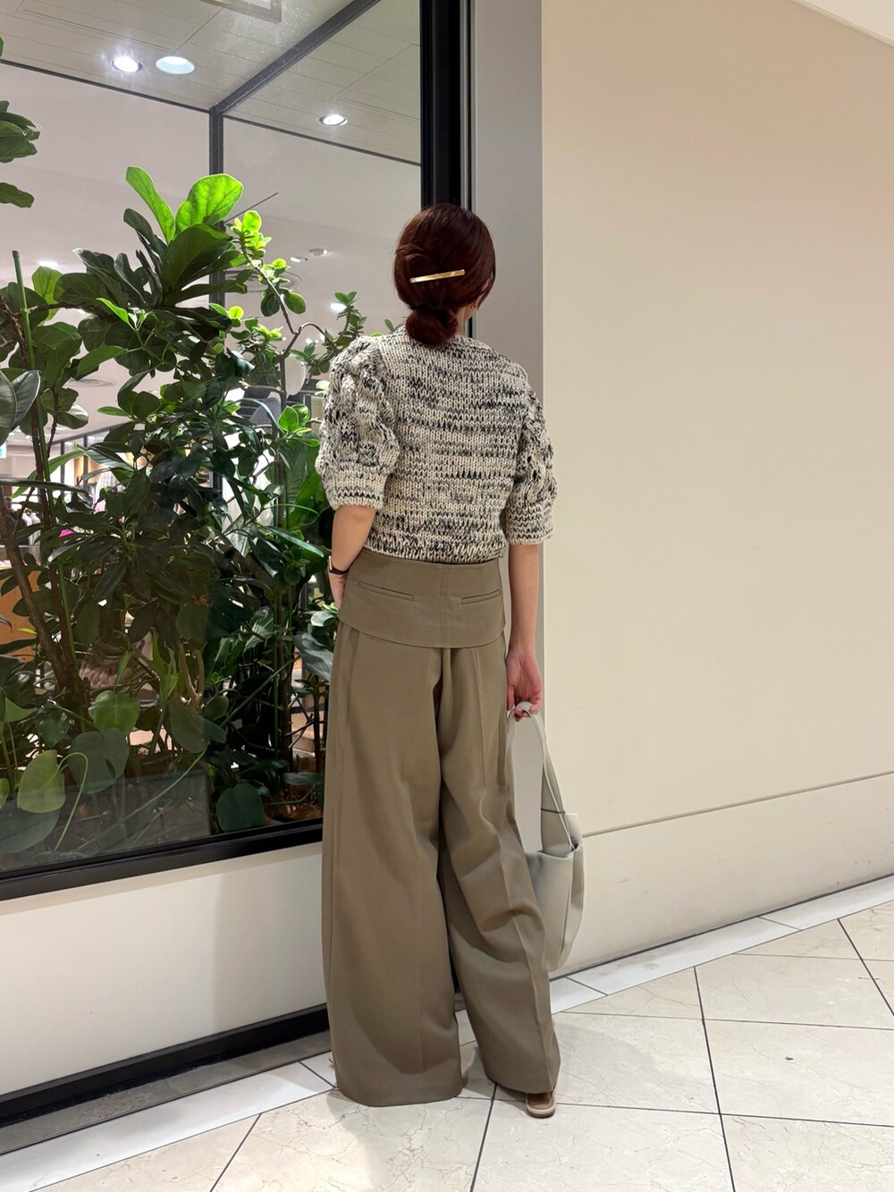 ホワイト系のニット/セーター、ブラウン系のその他パンツ、ホワイト系のハンドバッグを着用したレディースの秋コーディネートの4枚目の写真