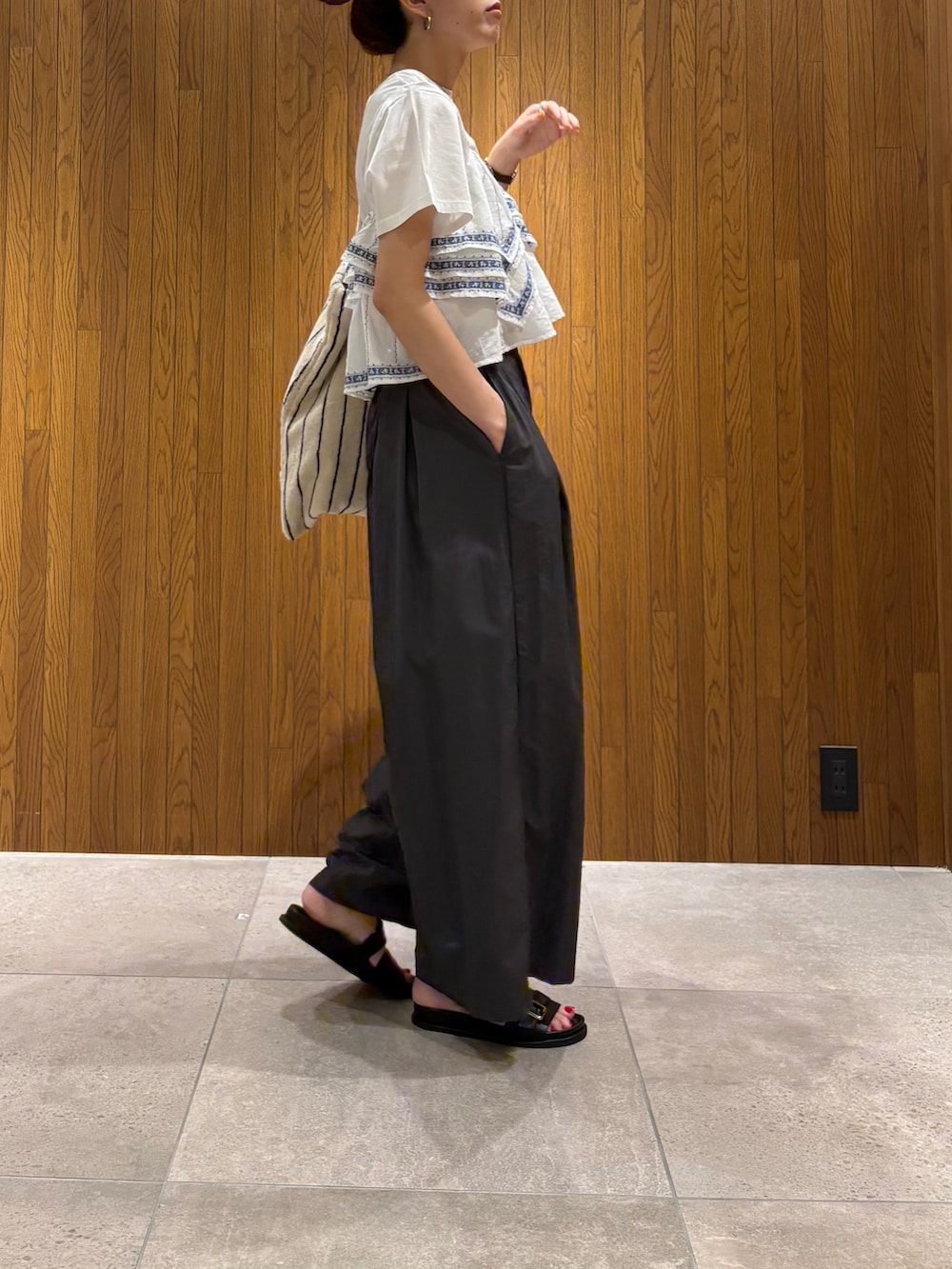 グレー系のその他パンツ、その他のTシャツ/カットソー、ホワイト系のトートバッグを着用したレディースの春コーディネートの5枚目の写真