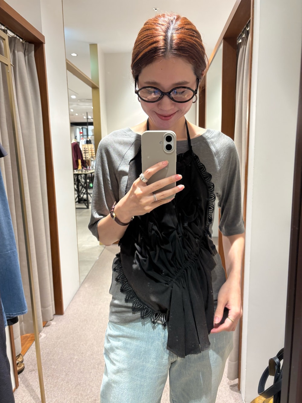 グレー系のTシャツ/カットソー、ブルー系のデニムパンツ、ベージュ系のサンダルを着用したレディースの夏コーディネートの5枚目の写真