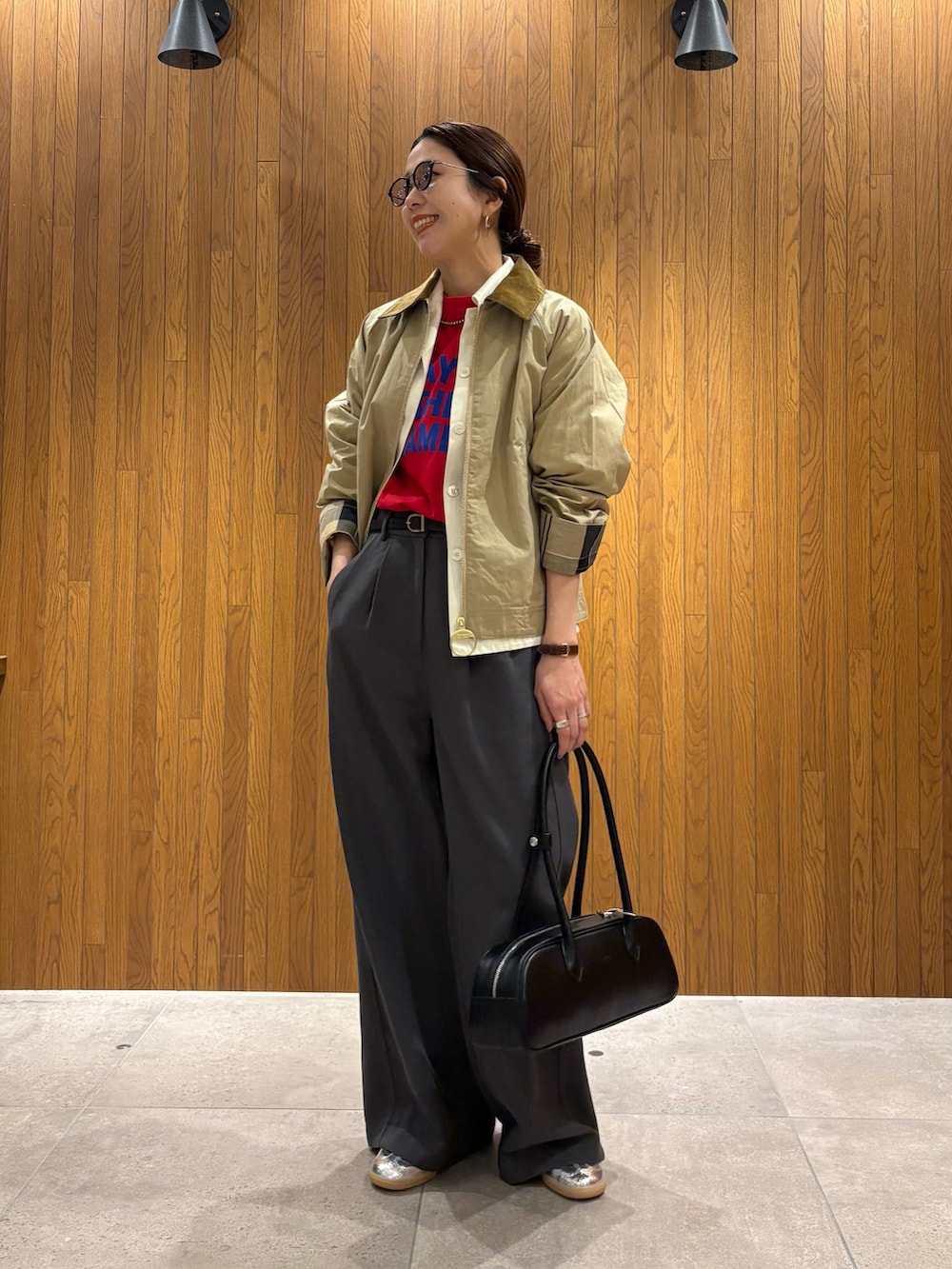 レッド系のTシャツ/カットソー、ホワイト系のTシャツ/カットソー、グレー系のその他パンツを着用したレディースの春コーディネートの2枚目の写真