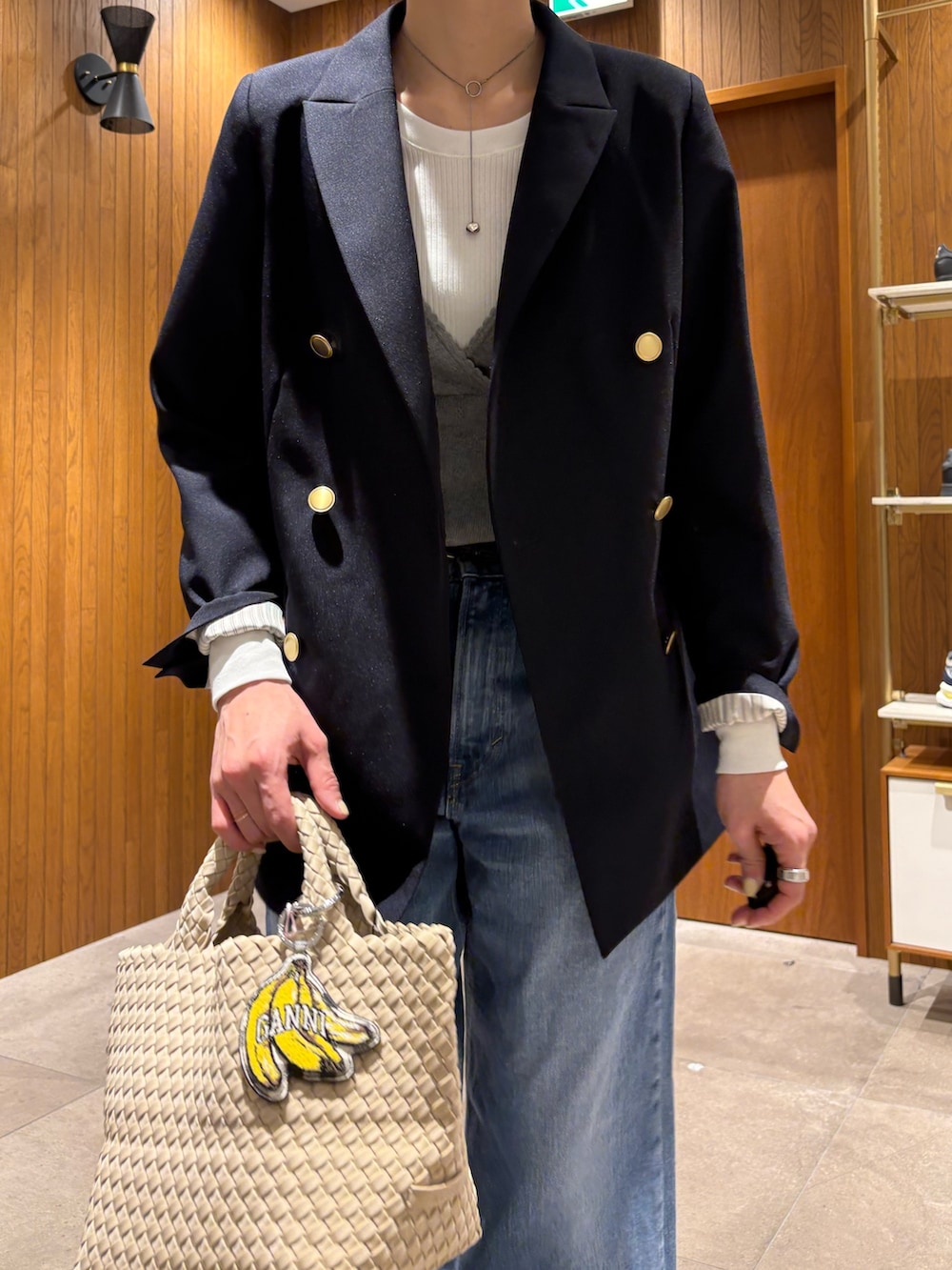 ブルー系のデニムパンツ、グレー系のニット/セーター、ブルー系のその他アウターを着用したレディースの冬コーディネートの5枚目の写真