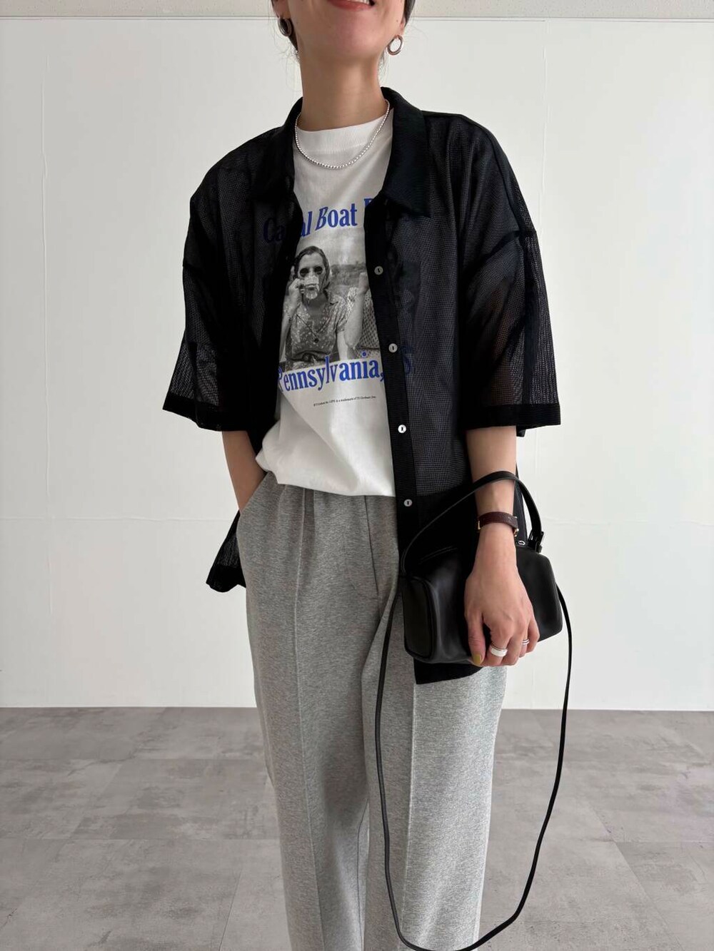 ブラック系のショルダーバッグ、グレー系のその他パンツ、ブラック系のサンダルを着用したレディースの夏コーディネートの5枚目の写真