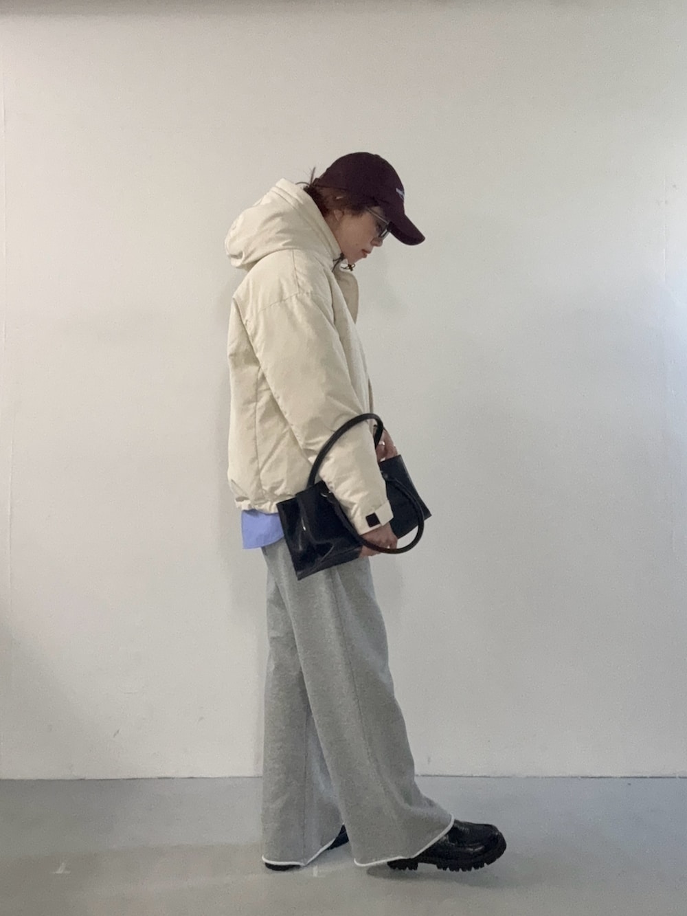 ブルー系のシャツ/ブラウス、グレー系のその他パンツ、ブラック系のローファーを着用したレディースの夏コーディネートの9枚目の写真