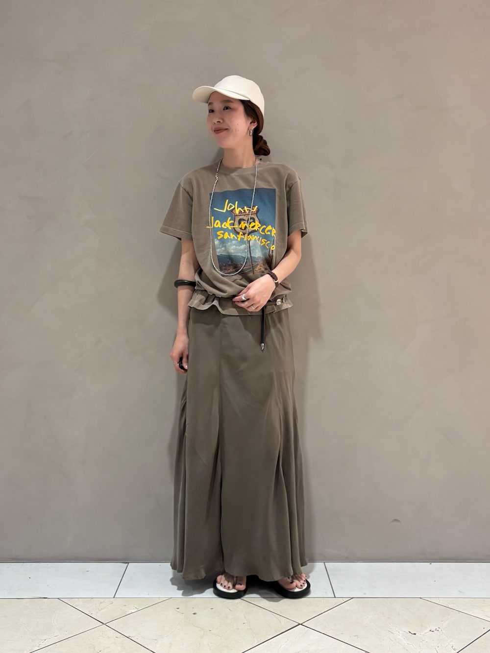 ブラウン系のTシャツ/カットソー、ブラウン系のスカートを着用したレディースの夏コーディネートの5枚目の写真