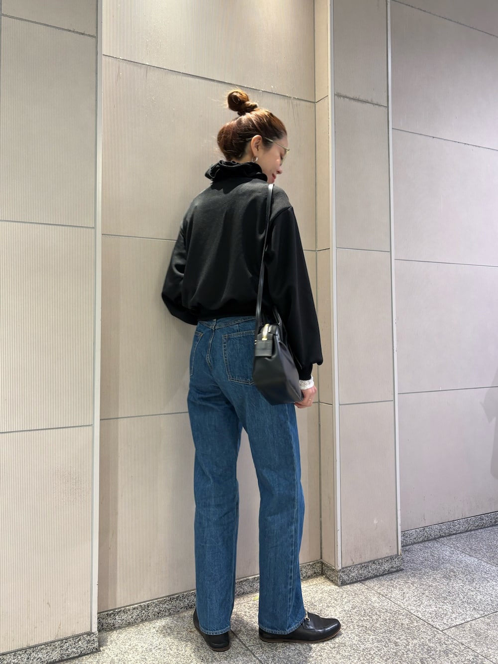 グレー系のその他アウター、ブラック系のブルゾン、ブラック系のショルダーバッグを着用したレディースの冬コーディネートの7枚目の写真