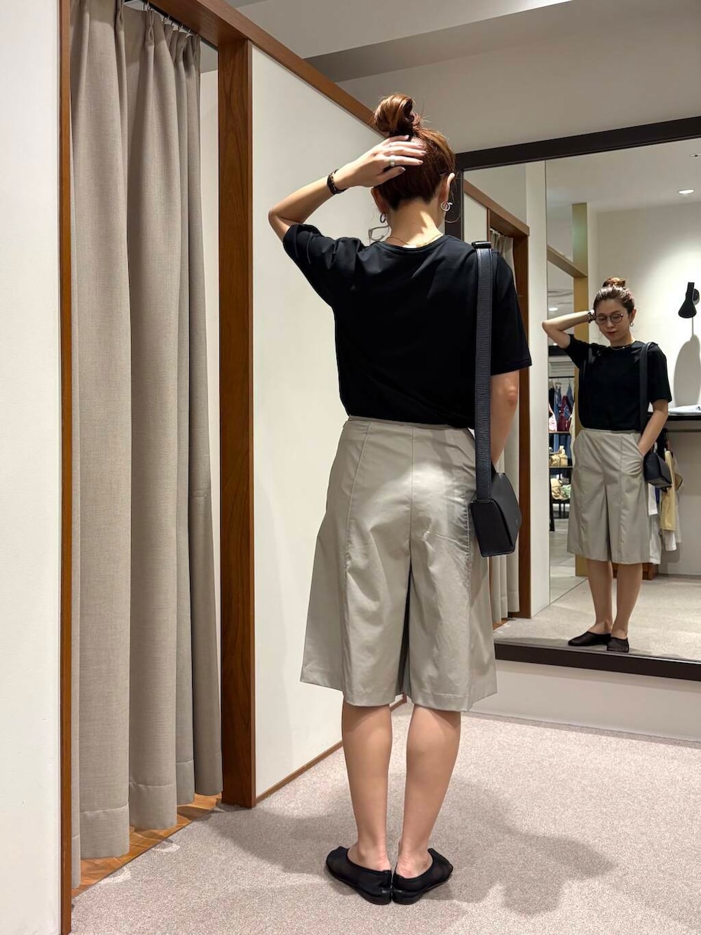 グレー系のその他パンツ、ブラック系のTシャツ/カットソー、ブラック系のバレエシューズを着用したレディースの夏コーディネートの5枚目の写真