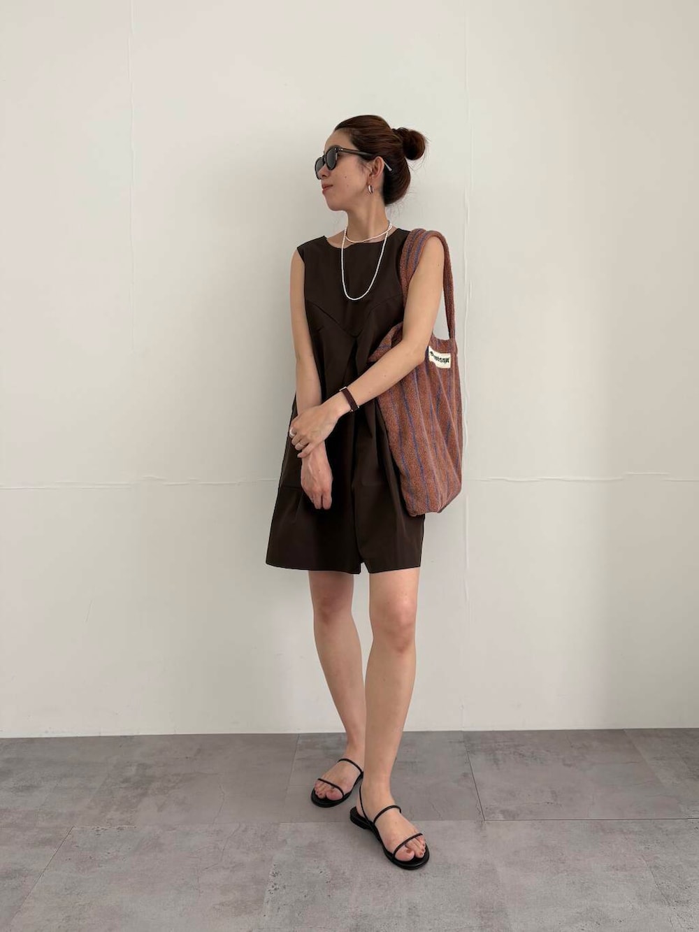 ブラック系のサンダル、その他のメガネ、ブラウン系の水着を着用したレディースの夏コーディネートの7枚目の写真