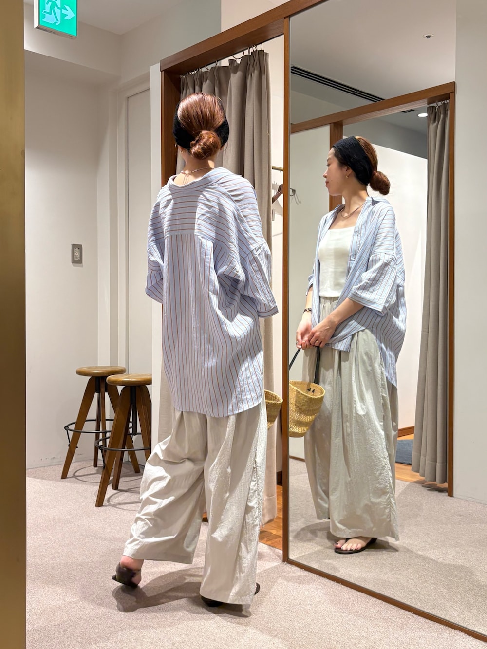 ベージュ系のかごバッグ、グレー系のその他パンツ、ブラウン系のサンダルを着用したレディースの夏コーディネートの5枚目の写真