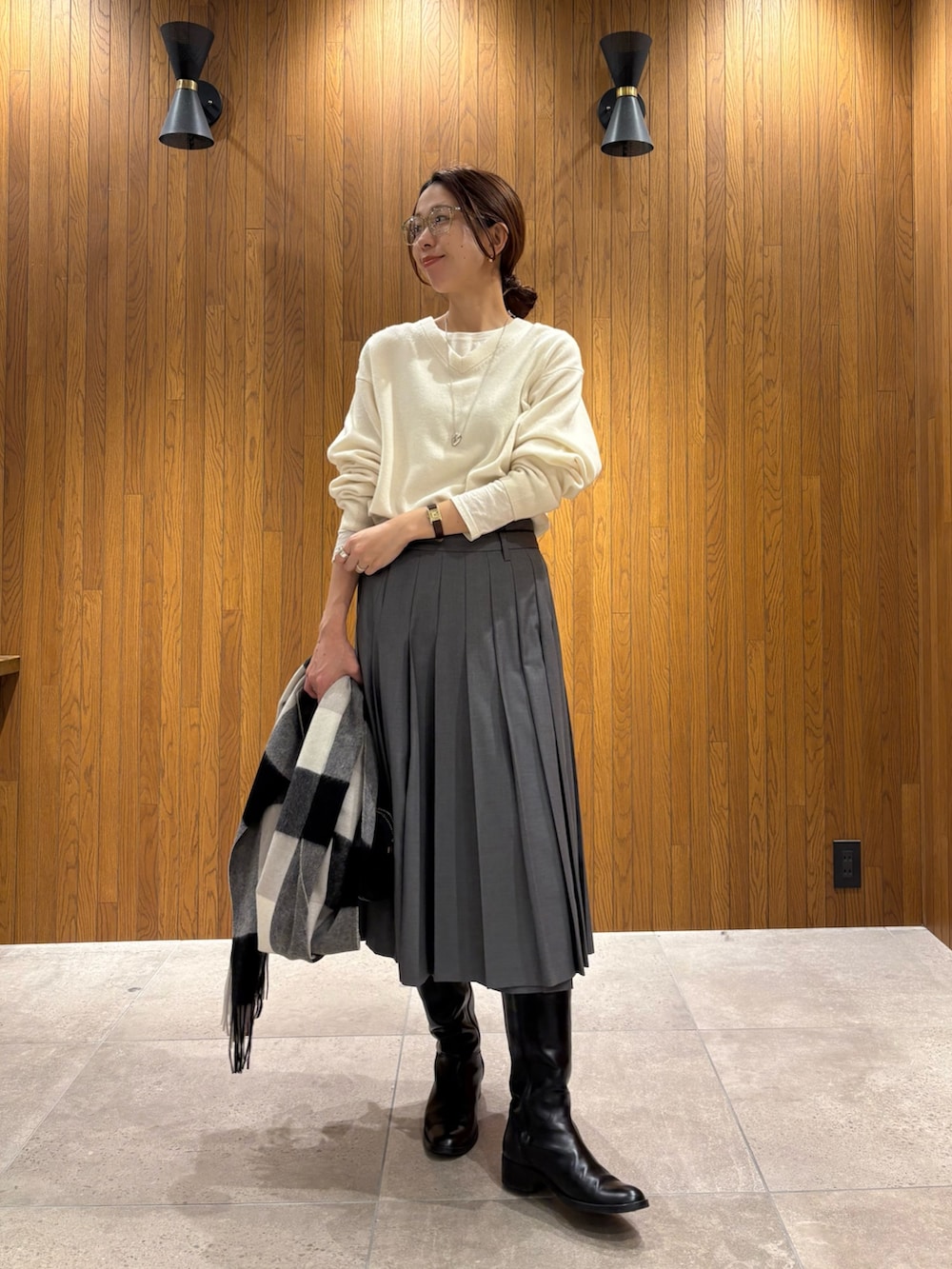 グレー系のダウンジャケット/コート、グリーン系のスカート、ブラック系のショルダーバッグを着用したレディースの冬コーディネートの9枚目の写真