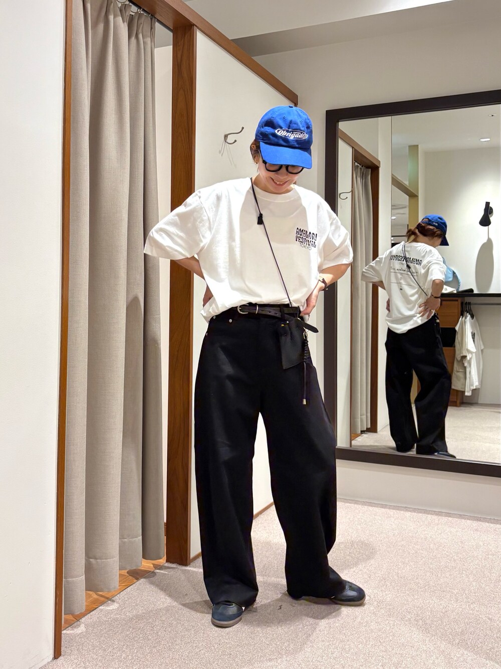 ブラック系のその他パンツ、ブラック系のスニーカー、ホワイト系のTシャツ/カットソーを着用したレディースの夏コーディネートの4枚目の写真