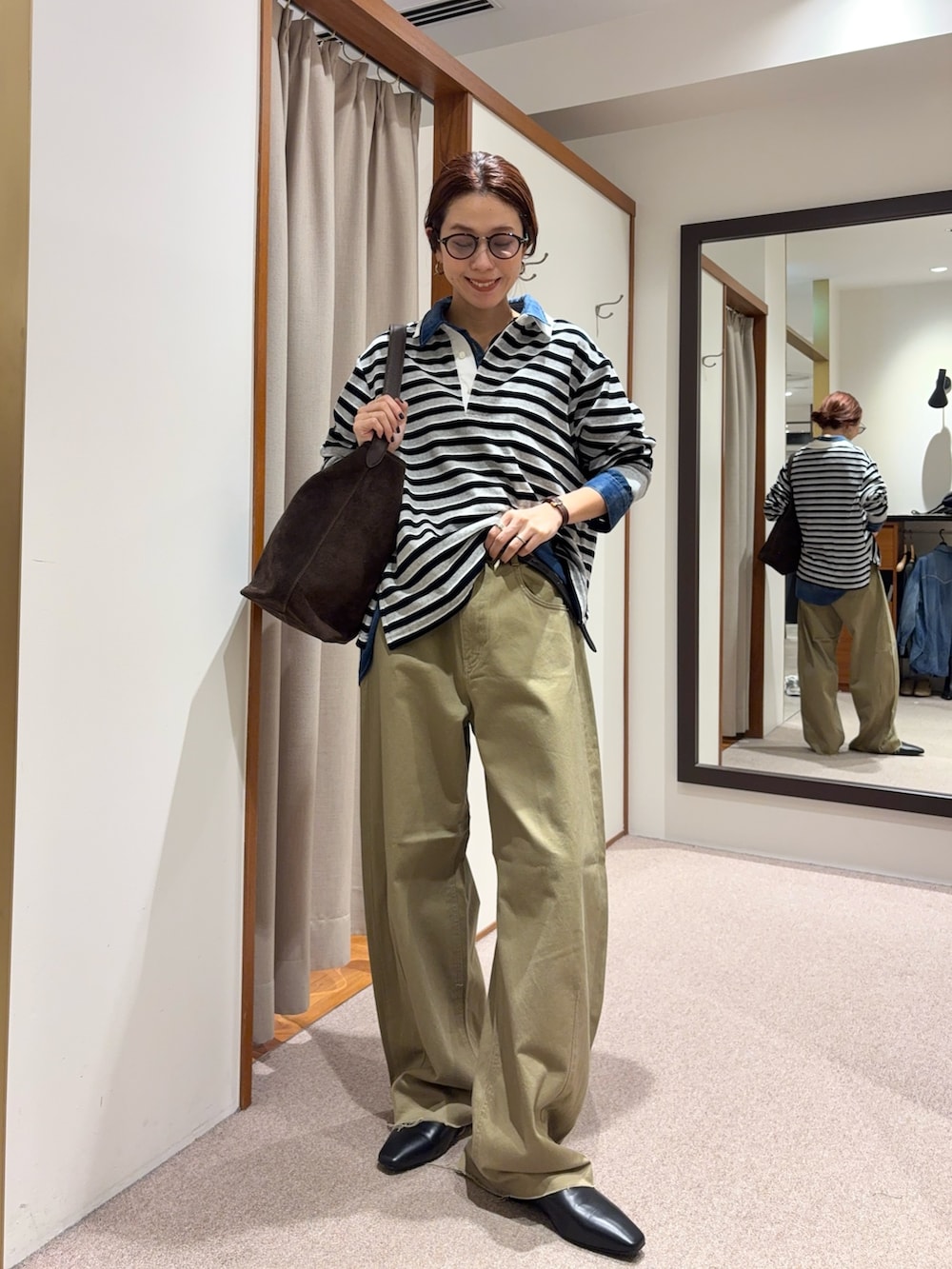 レッド系のTシャツ/カットソー、ブルー系のシャツ/ブラウス、ベージュ系のその他パンツを着用したレディースの秋コーディネートの6枚目の写真