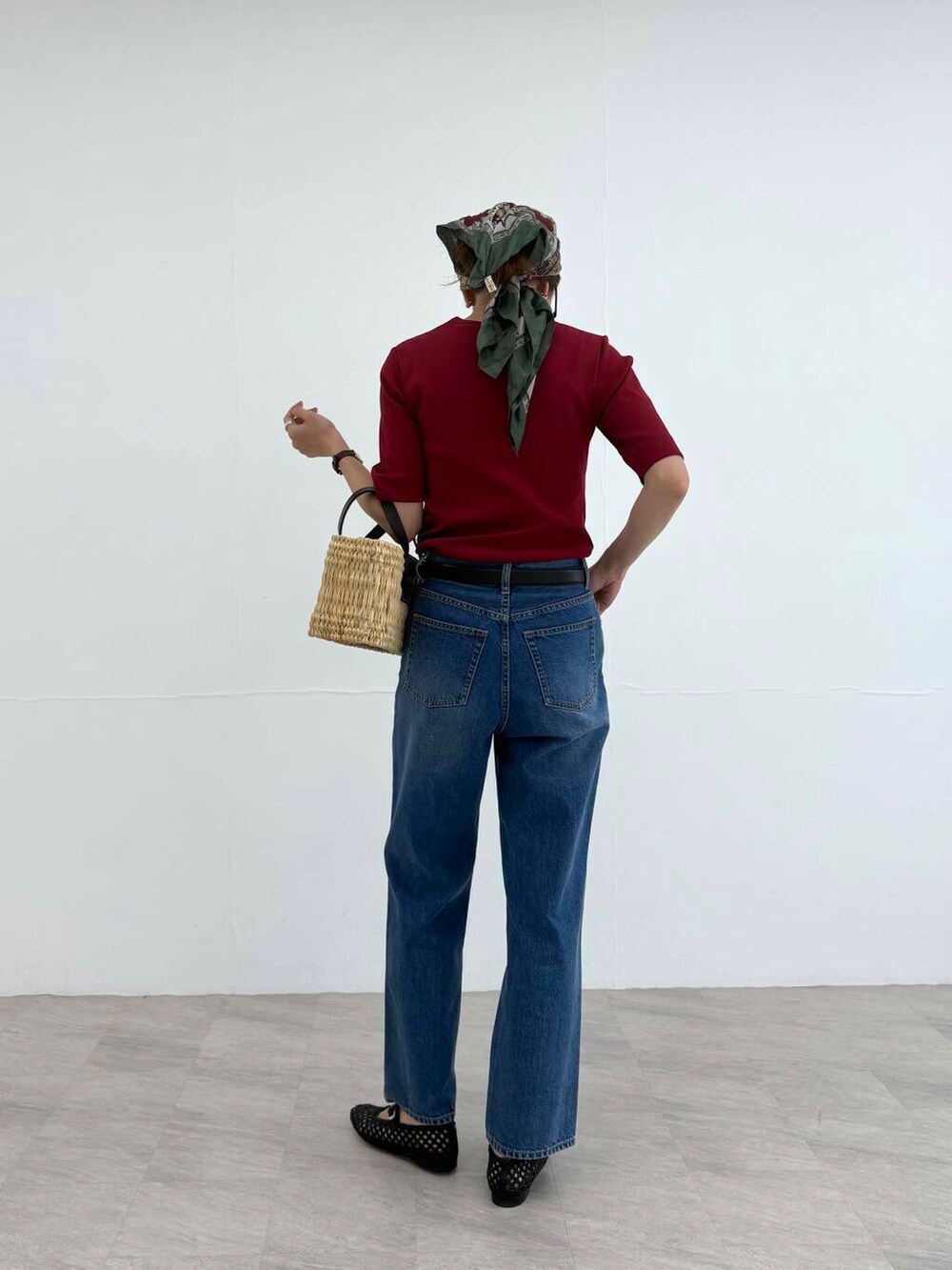 ブラック系のかごバッグ、ブルー系のデニムパンツ、レッド系のTシャツ/カットソーを着用したレディースの夏コーディネートの7枚目の写真