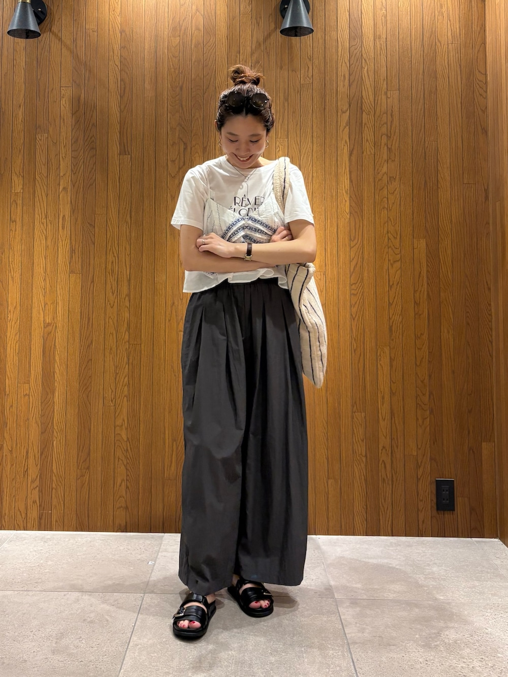 グレー系のその他パンツ、その他のTシャツ/カットソー、ホワイト系のトートバッグを着用したレディースの春コーディネートの6枚目の写真