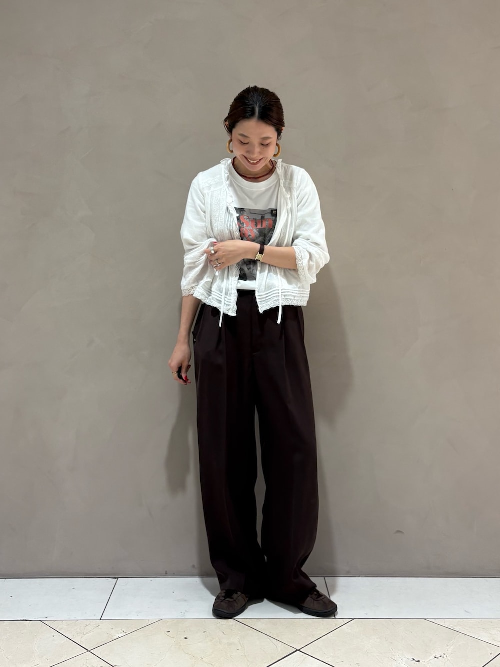 ホワイト系のシャツ/ブラウス、ブラウン系のその他パンツ、ブラウン系のその他パンツを着用したレディースの夏コーディネートの7枚目の写真