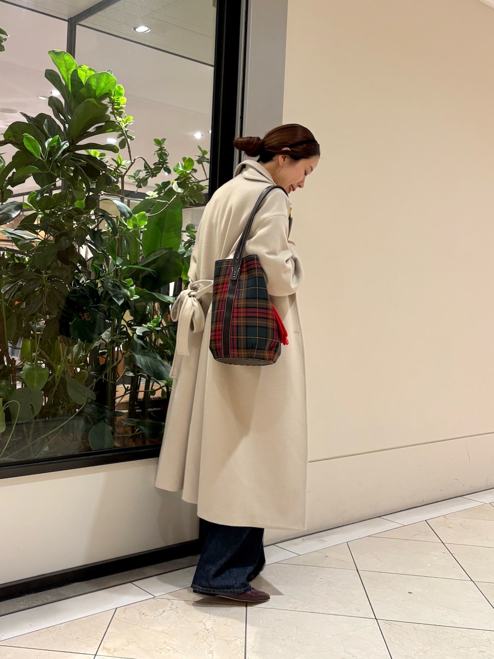 ブラウン系のニット/セーター、ブルー系のデニムパンツ、レッド系のパンプスを着用したレディースの秋コーディネートの3枚目の写真