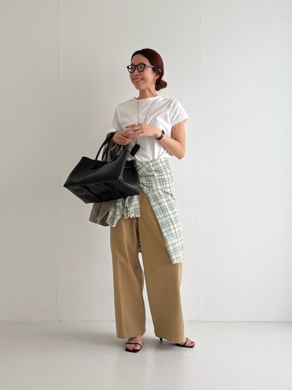ベージュ系のその他アウター、その他のTシャツ/カットソー、ベージュ系のその他パンツを着用したレディースの春コーディネートの5枚目の写真