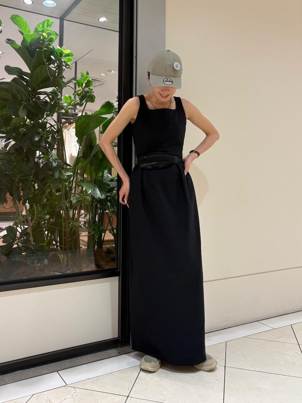 ブラック系のワンピース、ベージュ系のスニーカー、ブラック系のボディバッグ/ウエストポーチを着用したレディースの夏コーディネートの7枚目の写真