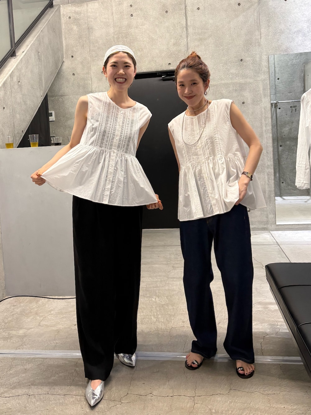 ホワイト系のシャツ/ブラウス、ブルー系のデニムパンツを着用したレディースの夏コーディネートの2枚目の写真