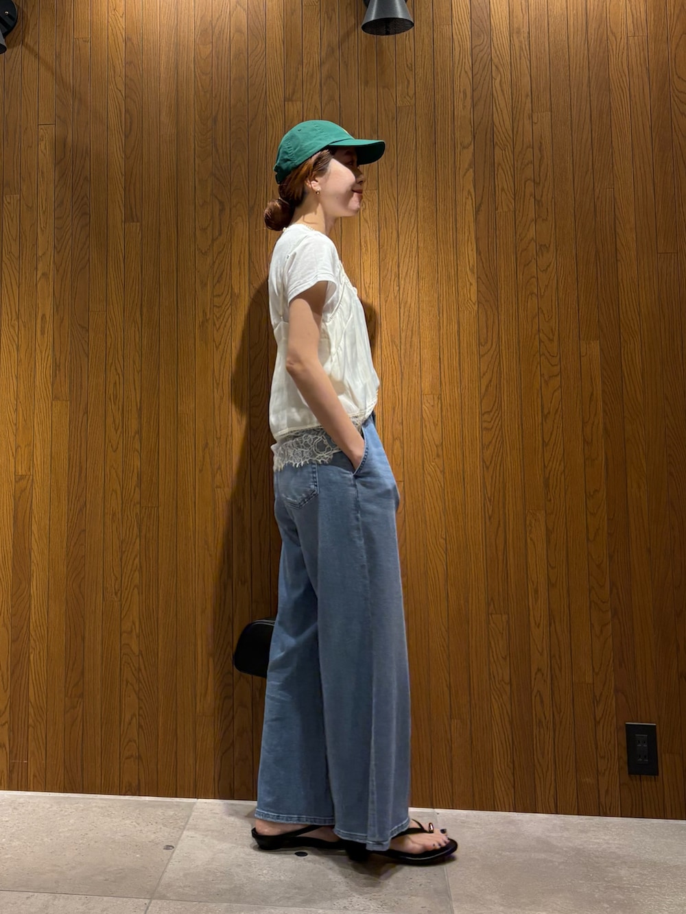 ホワイト系のキャミソール、ブルー系のデニムパンツ、その他のTシャツ/カットソーを着用したレディースの春コーディネートの2枚目の写真