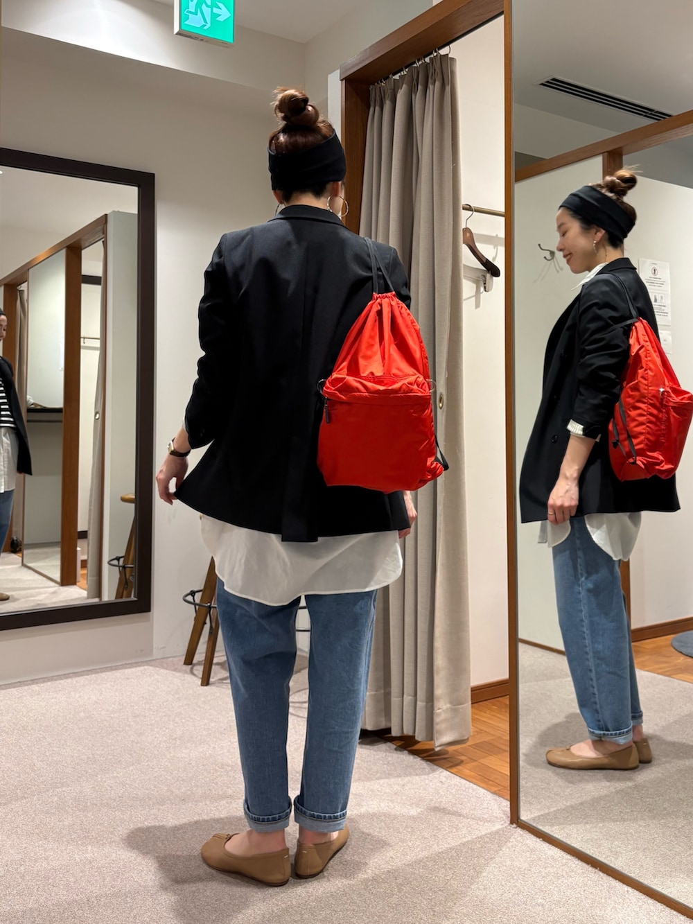 ブラック系のその他アウター、ブルー系のデニムパンツ、その他のTシャツ/カットソーを着用したレディースの春コーディネートの4枚目の写真