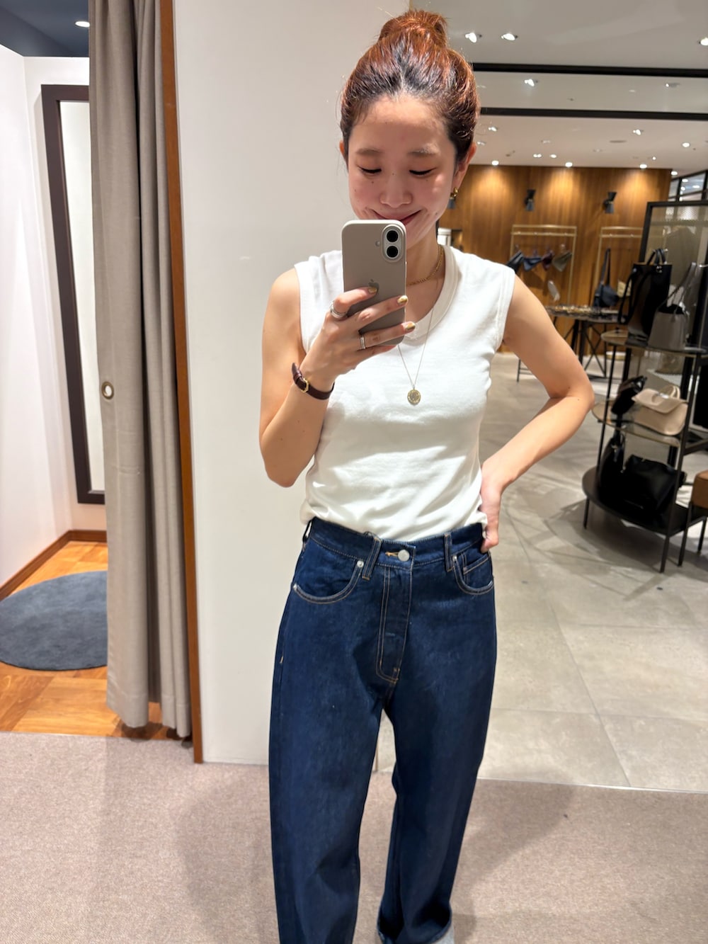 ブルー系のシャツ/ブラウス、ブルー系のデニムパンツ、ホワイト系のタンクトップを着用したレディースの秋コーディネートの10枚目の写真