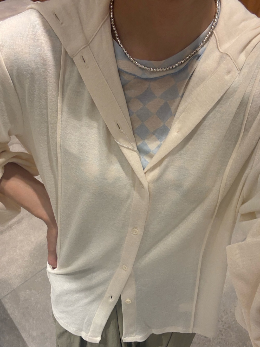 ホワイト系のカーディガン/ボレロ、ベージュ系のその他パンツ、ブラウン系のショルダーバッグを着用したレディースの夏コーディネートの8枚目の写真