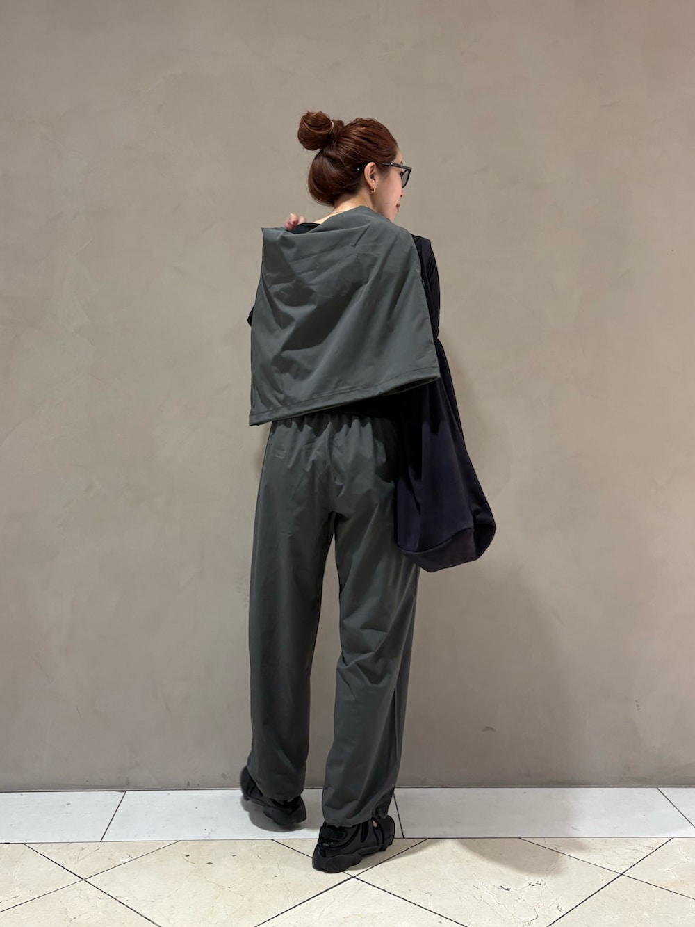 ブラック系のTシャツ/カットソー、ブルー系のトートバッグ、グレー系のルームウェア/パジャマを着用したレディースの夏コーディネートの3枚目の写真