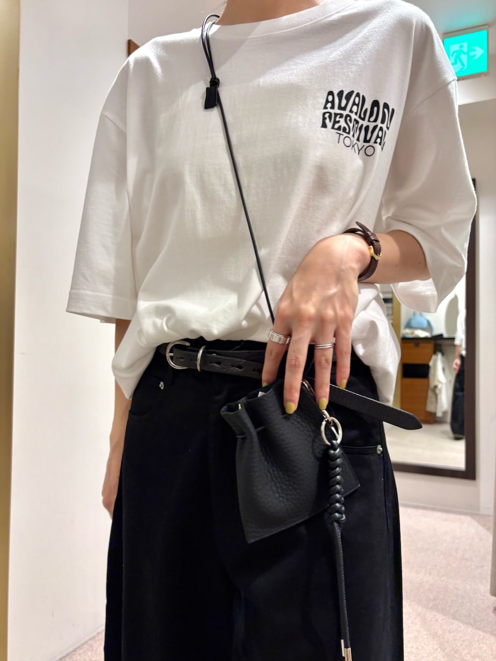 ブラック系のその他パンツ、ブラック系のスニーカー、ホワイト系のTシャツ/カットソーを着用したレディースの夏コーディネートの5枚目の写真