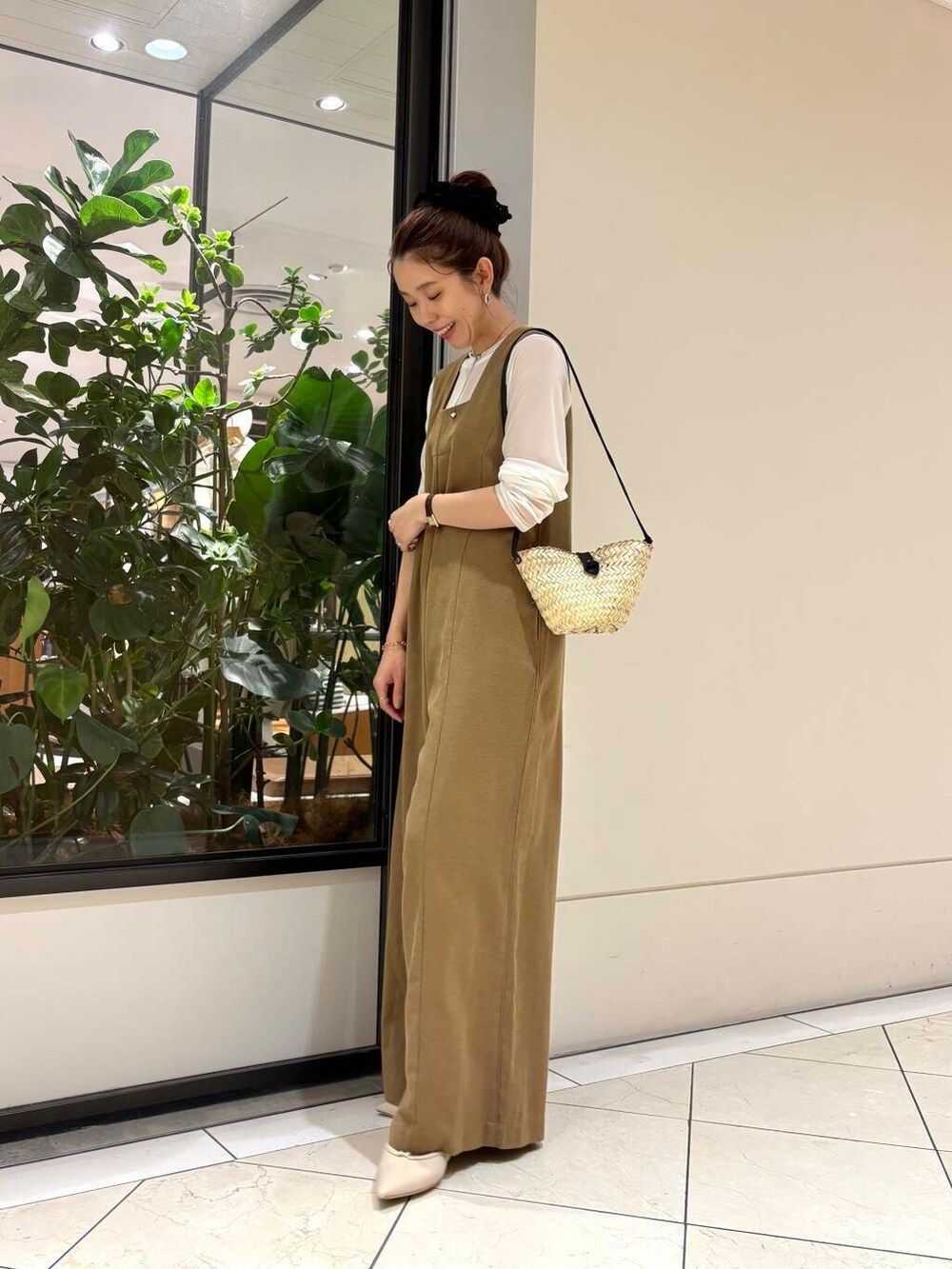 ゴールド系のブレスレット、ブラック系のヘアゴムを着用したレディースの春コーディネートの7枚目の写真