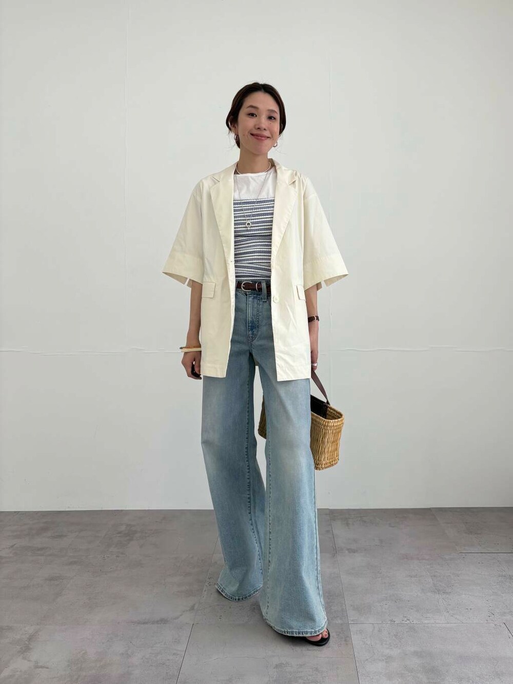 ホワイト系のTシャツ/カットソー、ブラウン系のかごバッグ、その他のキャミソールを着用したレディースの夏コーディネートの5枚目の写真