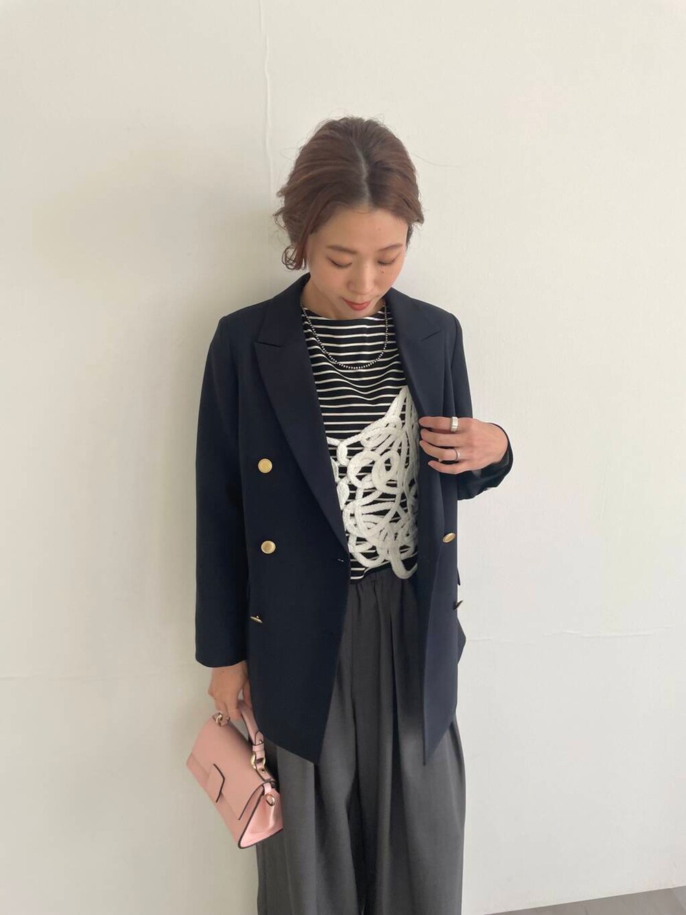 ブラック系のTシャツ/カットソー、グレー系のその他パンツ、ブルー系のその他アウターを着用したレディースの冬コーディネートの5枚目の写真