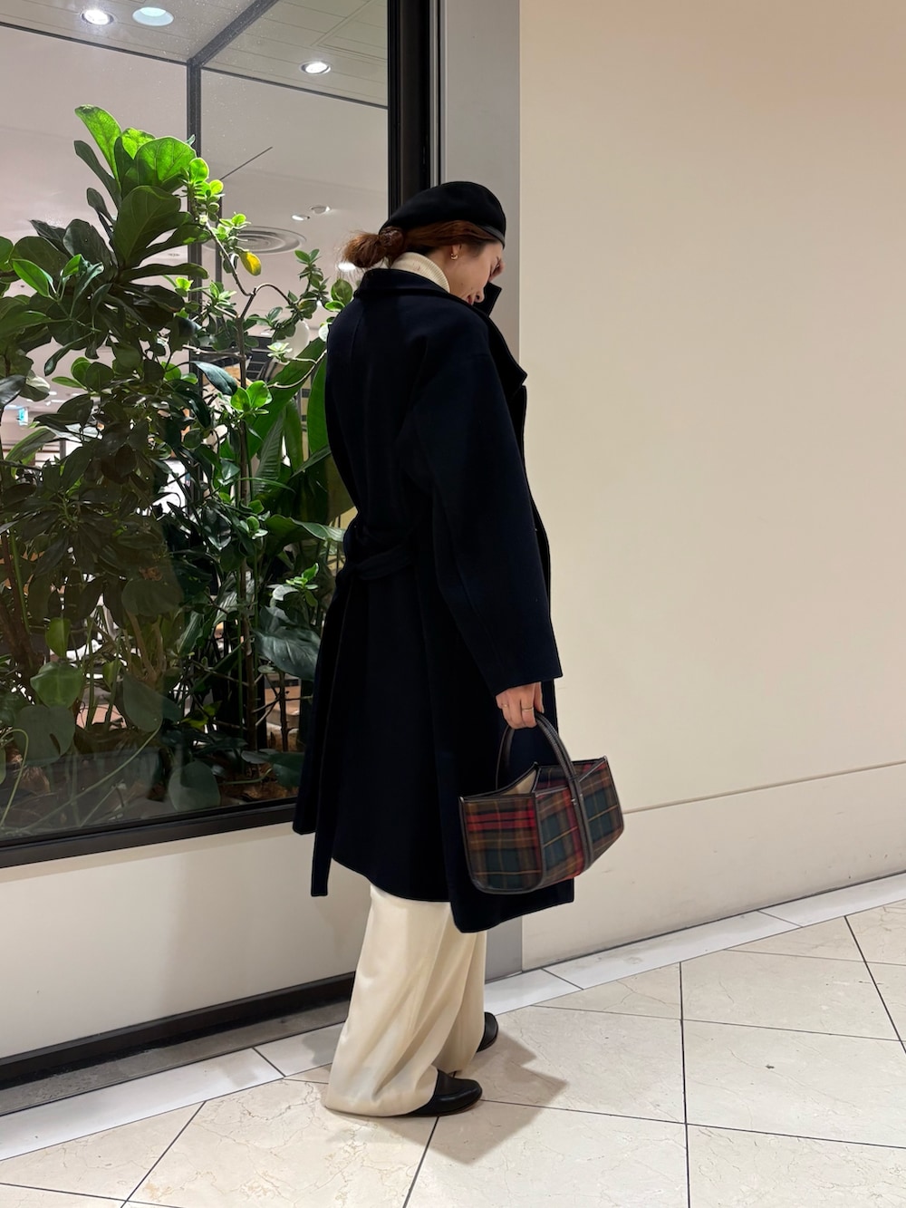 ホワイト系のその他パンツ、その他のハンドバッグ、ブラウン系のシャツ/ブラウスを着用したレディースの秋コーディネートの3枚目の写真