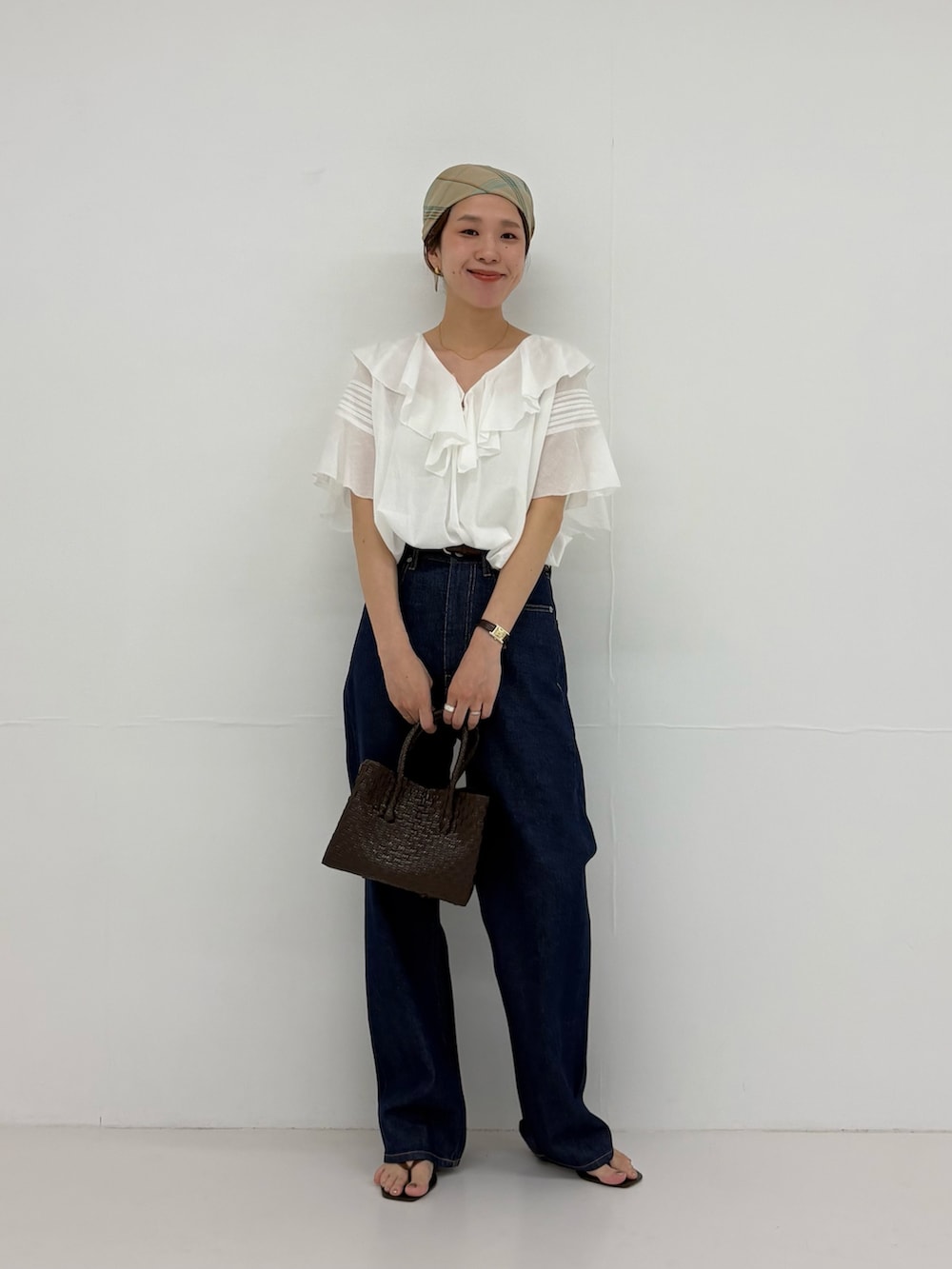 ホワイト系のシャツ/ブラウス、ブルー系のデニムパンツ、ブラウン系のトートバッグを着用したレディースの夏コーディネートの7枚目の写真