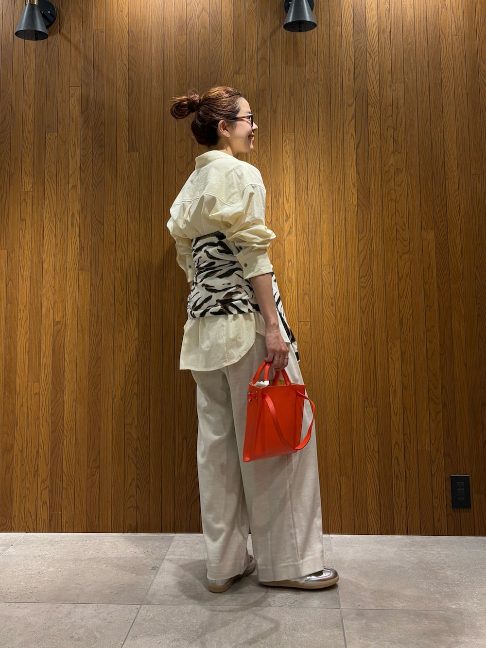 その他のカーディガン/ボレロ、ホワイト系のその他パンツ、オレンジ系のショルダーバッグを着用したレディースの秋コーディネートの4枚目の写真