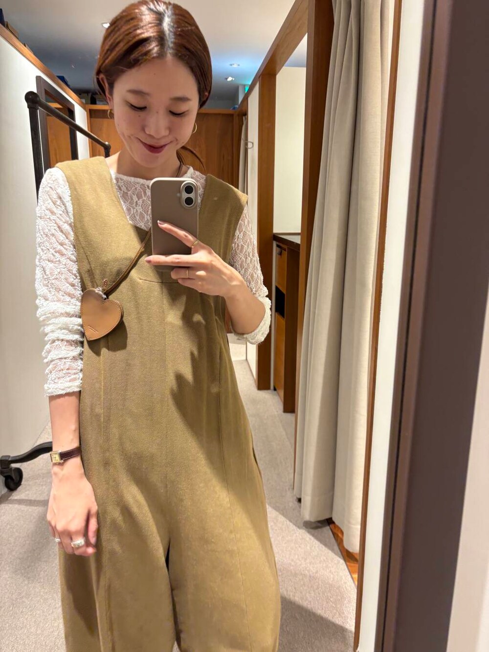 イエロー系のサロペット/オーバーオールを着用したレディースの夏コーディネートの3枚目の写真