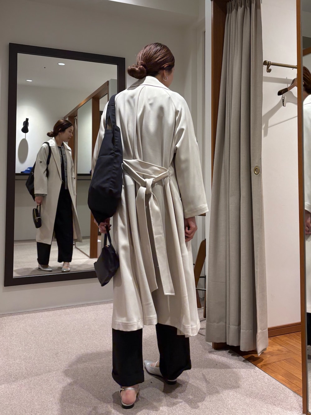 ブラック系のノーカラージャケット、ブラック系のその他パンツ、シルバー系のパンプスを着用したレディースの冬コーディネートの3枚目の写真