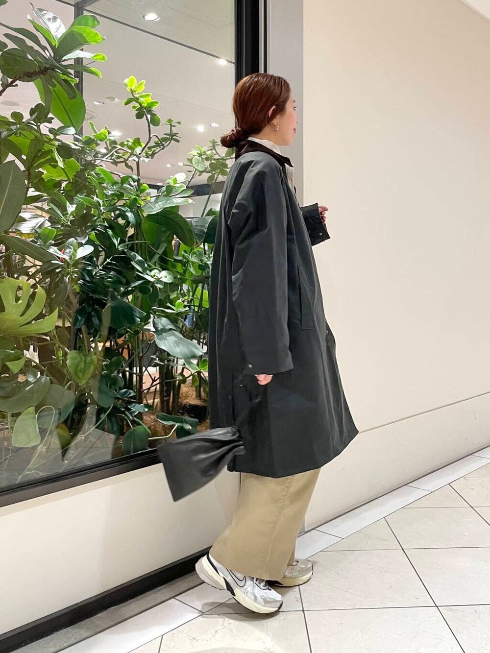 ベージュ系のその他パンツ、ホワイト系のTシャツ/カットソー、ベージュ系のTシャツ/カットソーを着用したレディースの冬コーディネートの2枚目の写真