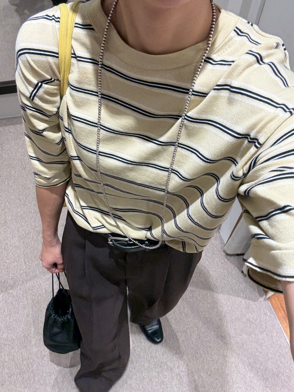 ベージュ系のTシャツ/カットソー、ブラウン系のその他パンツを着用したレディースの夏コーディネートの2枚目の写真