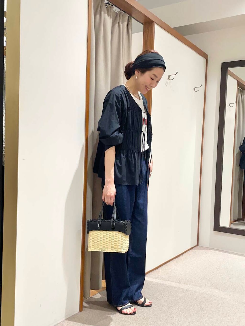 ブラウン系のその他アウター、その他のTシャツ/カットソー、ブラック系のシャツ/ブラウスを着用したレディースの春コーディネートの3枚目の写真