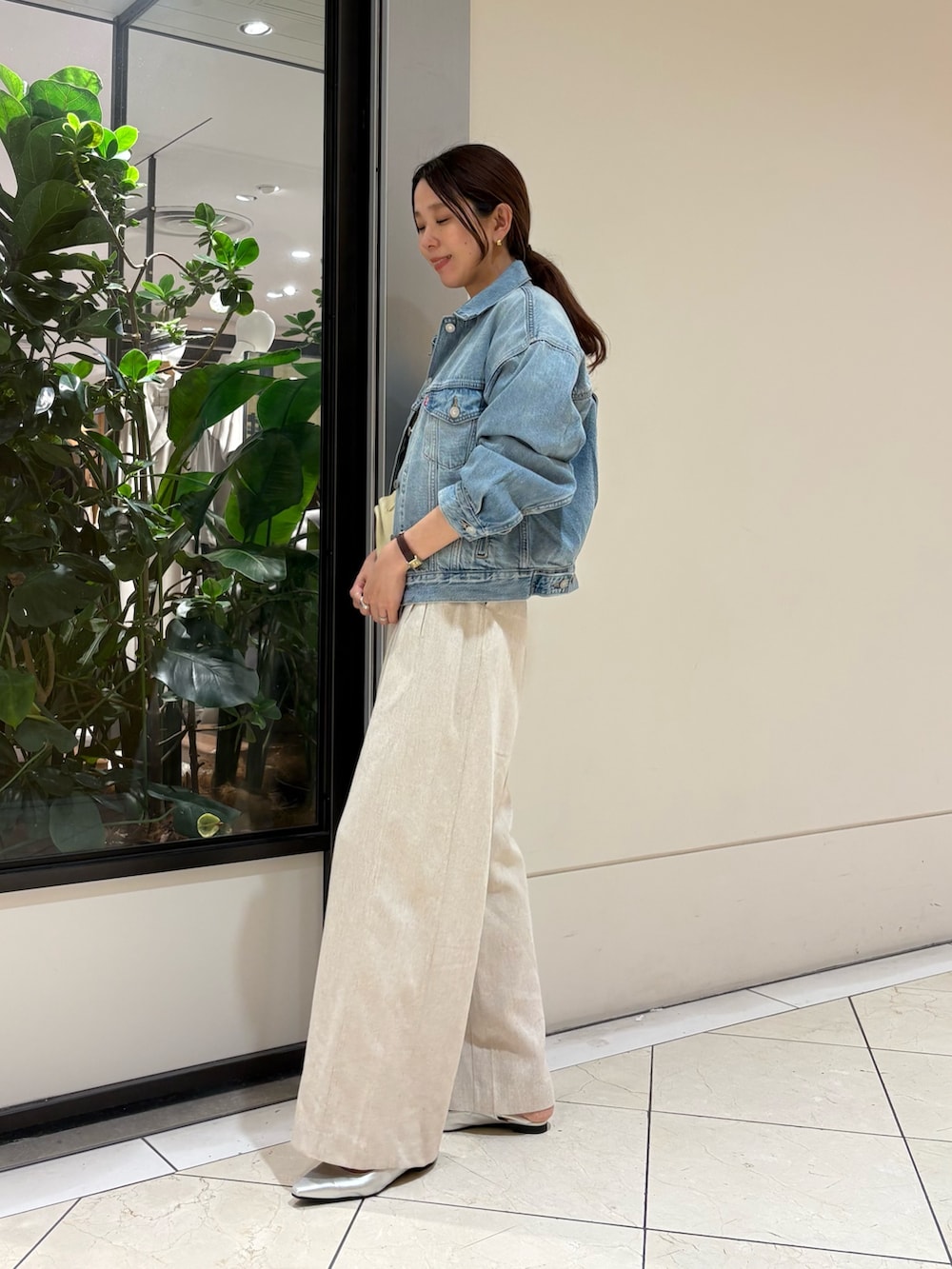 ブラウン系のニット/セーター、ホワイト系のその他パンツ、ブルー系のデニムジャケットを着用したレディースの冬コーディネートの5枚目の写真