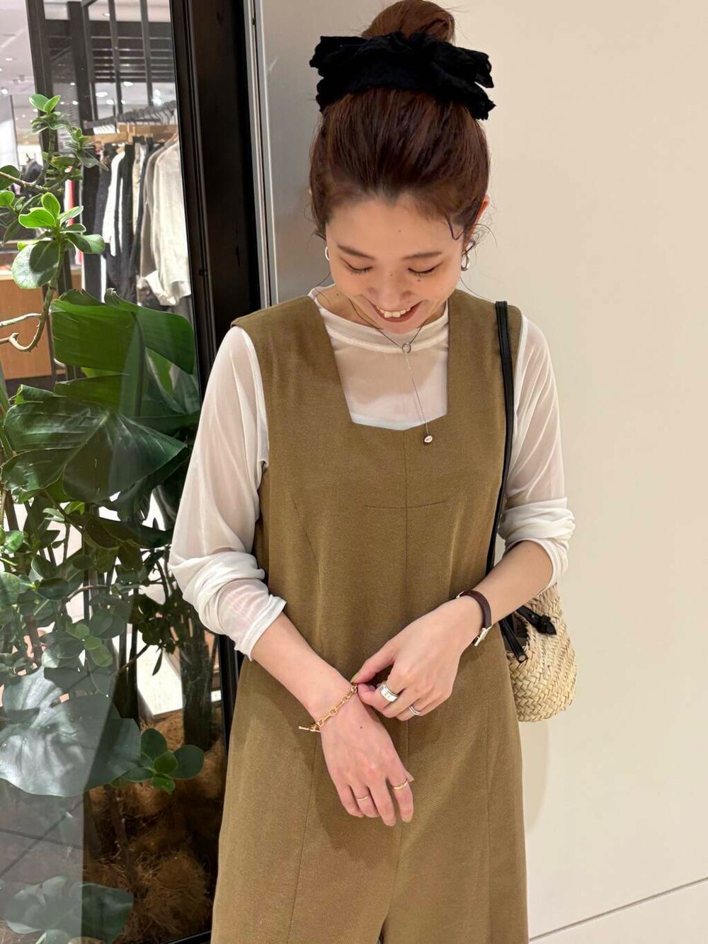 ゴールド系のブレスレット、ブラック系のヘアゴムを着用したレディースの春コーディネートの9枚目の写真