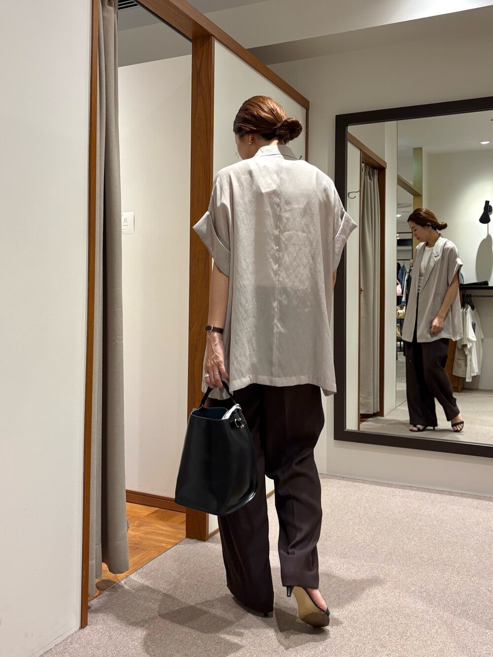 ベージュ系のその他アウター、ブルー系のその他パンツを着用したレディースの夏コーディネートの3枚目の写真