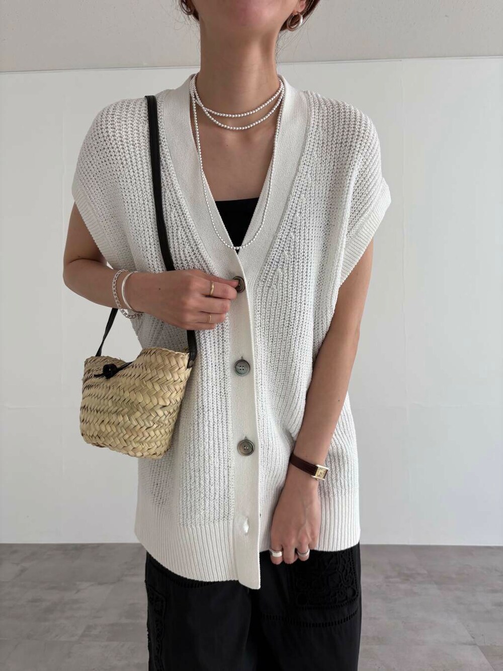 ブラック系のキャミソール、ブラック系のその他パンツ、ブラック系のサンダルを着用したレディースの夏コーディネートの5枚目の写真