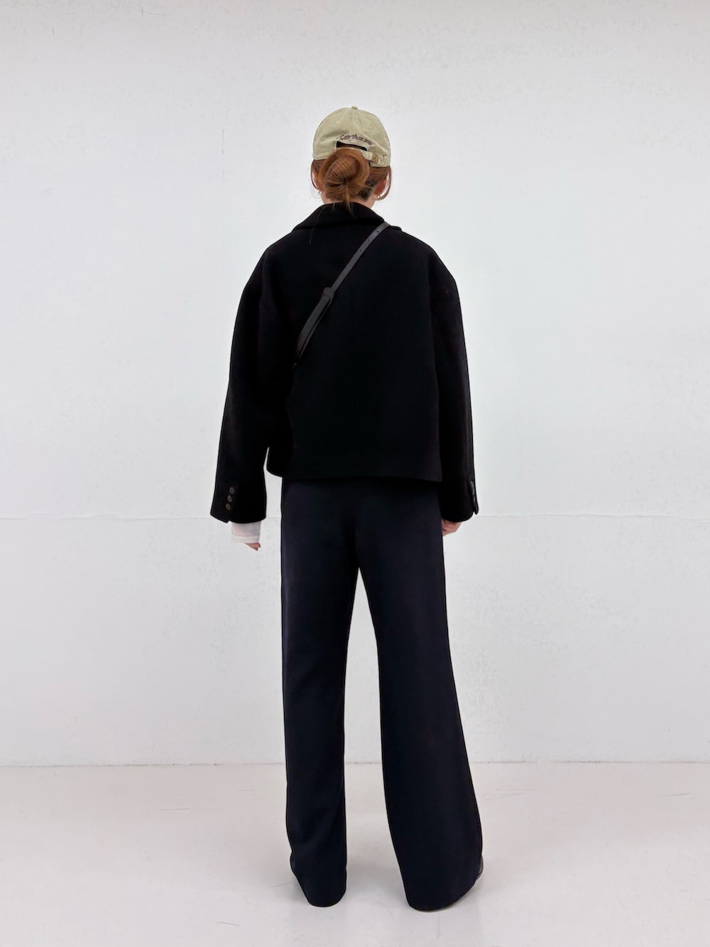 ブルー系のその他パンツ、ブラック系のハンドバッグ、ブラック系のネクタイを着用したレディースの秋コーディネートの3枚目の写真