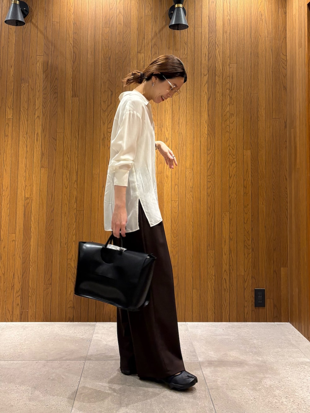 ブラウン系のその他パンツ、ブラック系のスニーカー、ブラック系のハンドバッグを着用したレディースの春コーディネートの4枚目の写真