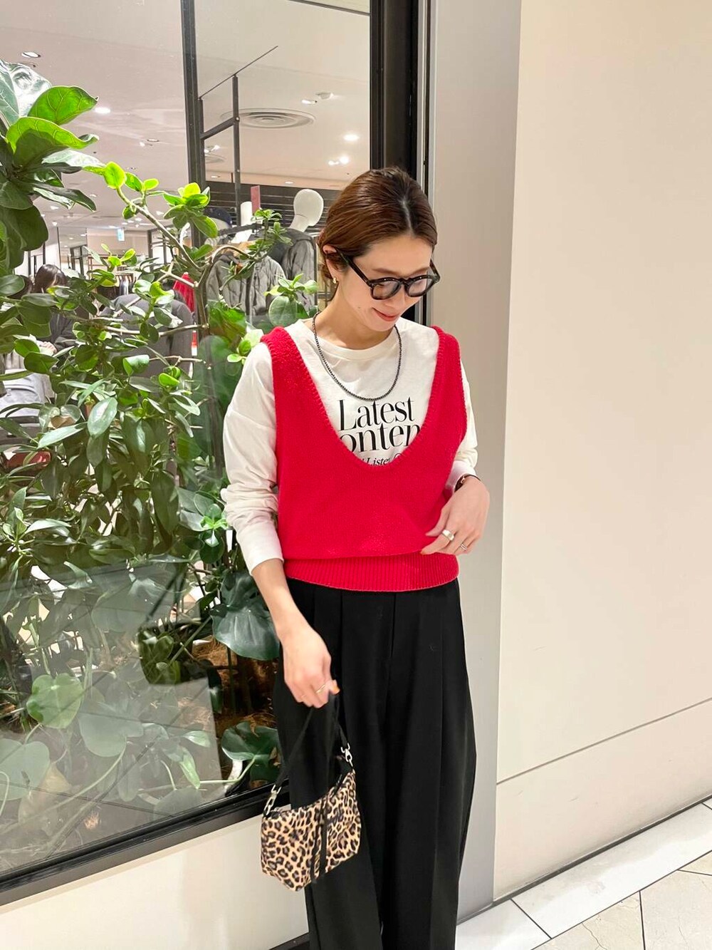 ブルー系のデニムジャケット、ブラック系のその他パンツ、その他のTシャツ/カットソーを着用したレディースの冬コーディネートの6枚目の写真