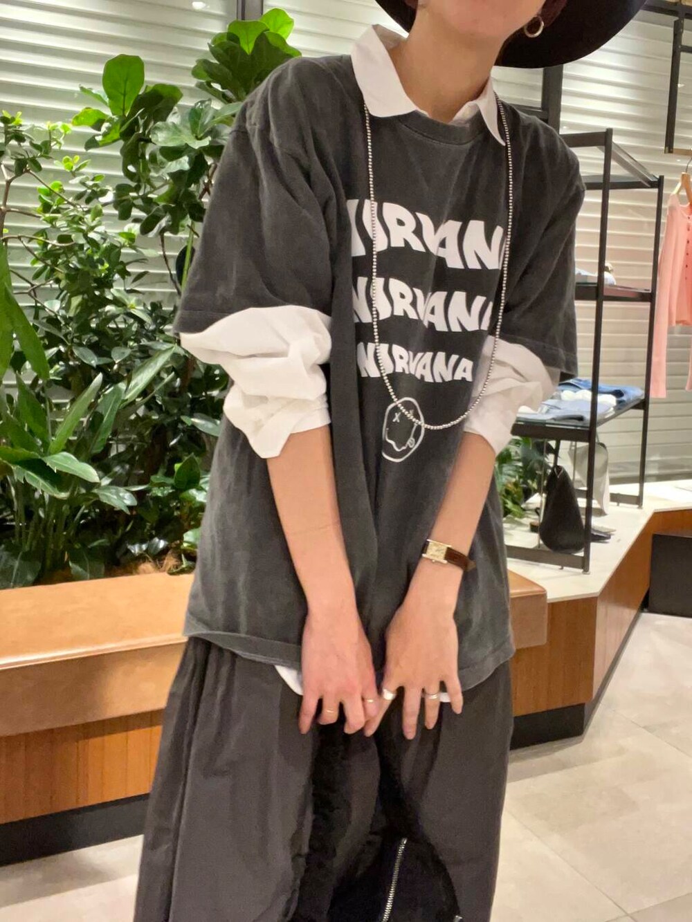 ブラック系のショルダーバッグ、ホワイト系のシャツ/ブラウス、グレー系のスカートを着用したレディースの冬コーディネートの5枚目の写真