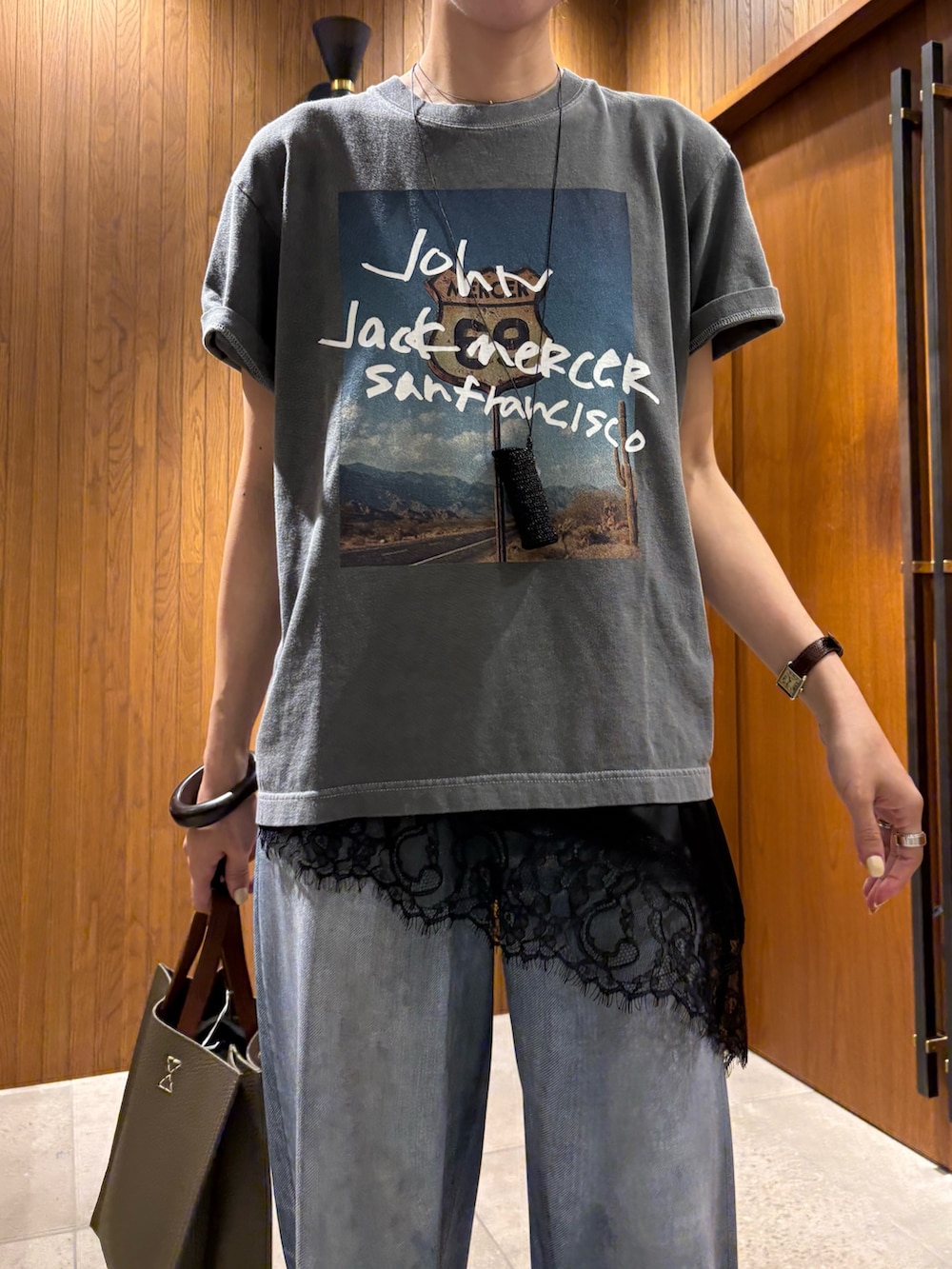 グレー系のTシャツ/カットソー、ブラック系のキャミソール、ブルー系のその他パンツを着用したレディースの夏コーディネートの6枚目の写真
