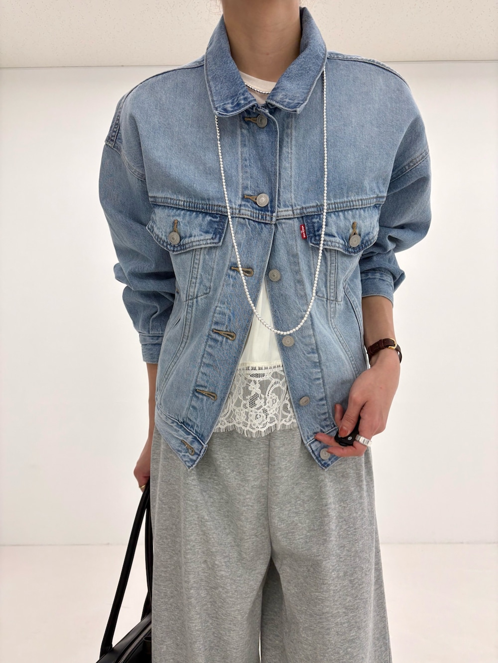 グレー系のその他パンツ、ホワイト系のキャミソール、ブルー系のデニムジャケットを着用したレディースの冬コーディネートの8枚目の写真