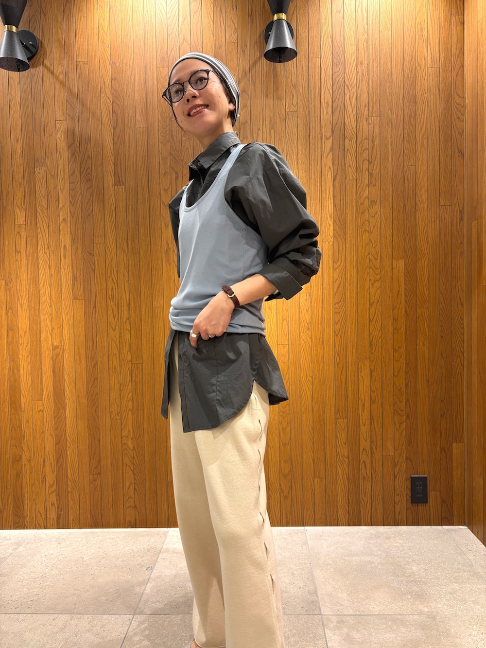 ブルー系のTシャツ/カットソー、グレー系のシャツ/ブラウス、ホワイト系のその他パンツを着用したレディースの冬コーディネートの5枚目の写真